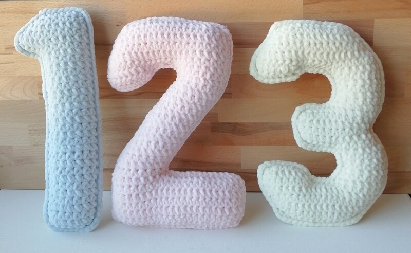 Déco Écriture petit coussin crocheté en coton velours bleu pastel, rose pastel et crème "123"