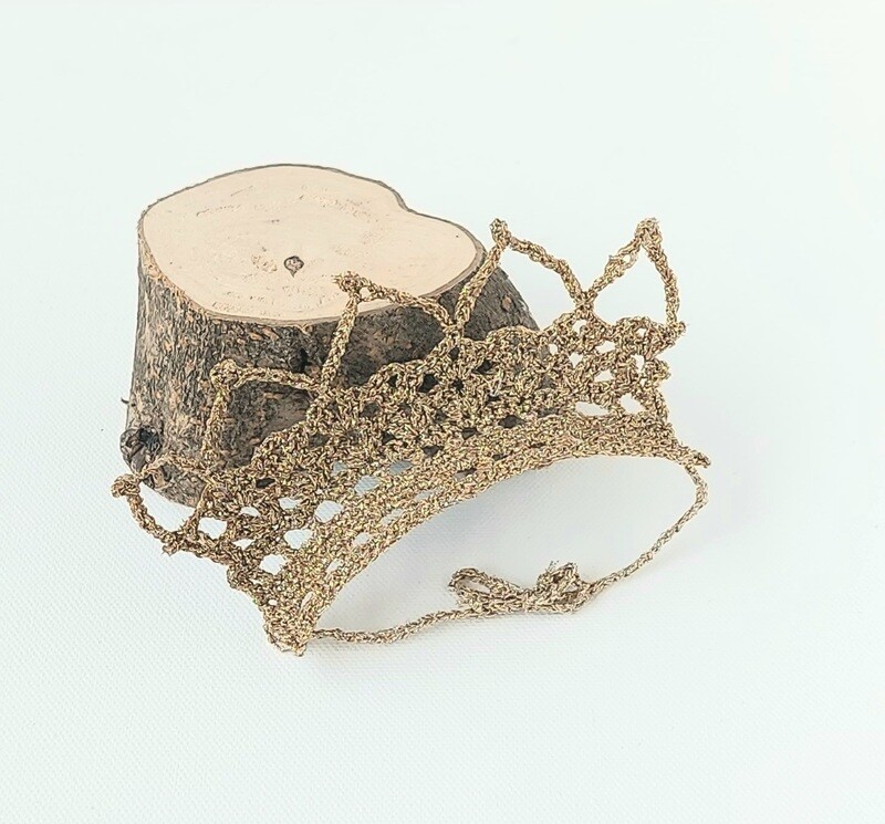 Couronne spéciale chignon crocheté en fil doré