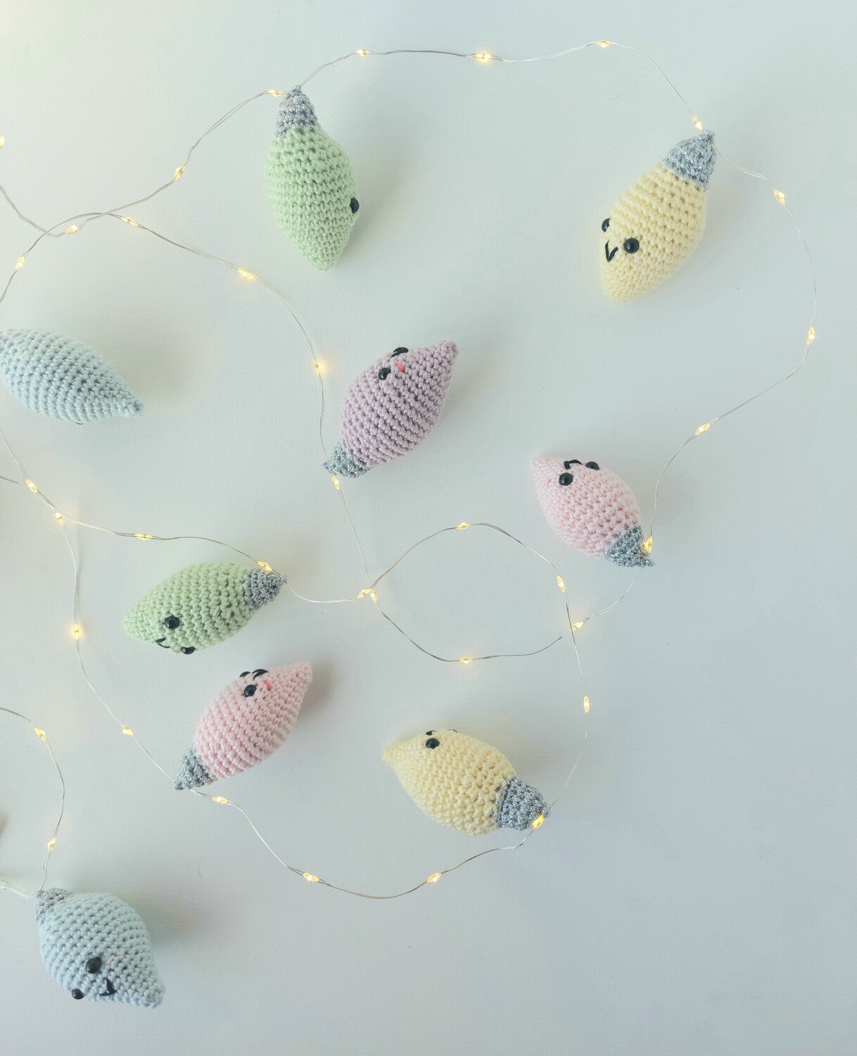 Décoration Guirlande lumineuse avec ampoules crocheté en couleurs pastel