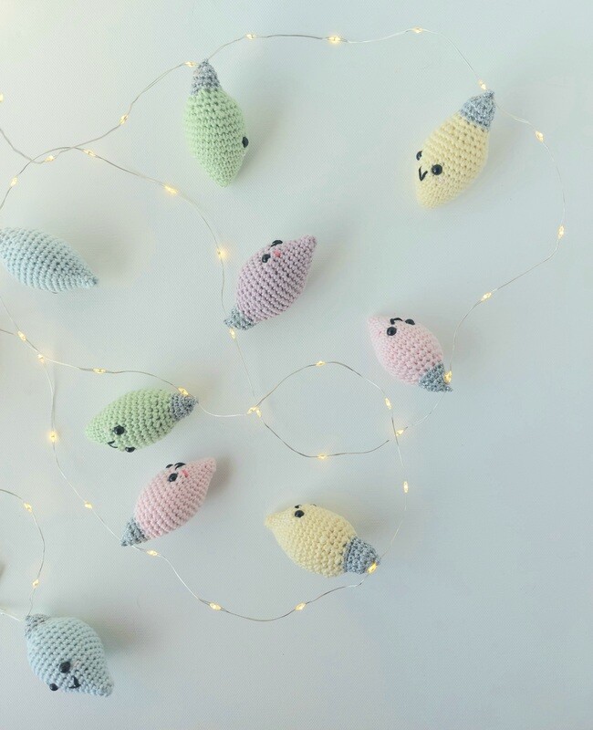 Décoration Guirlande lumineuse avec ampoules crocheté en couleurs pastel