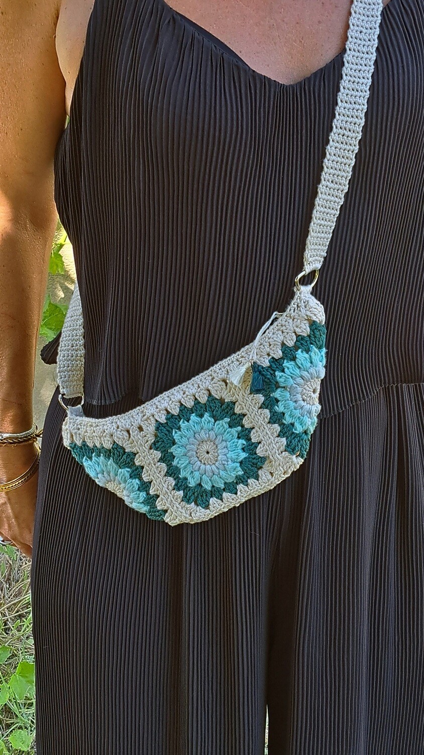 Sacoche "Banane" bandoulière en motif Granny couleur crème, vert foncé, turquoise et bleu clair