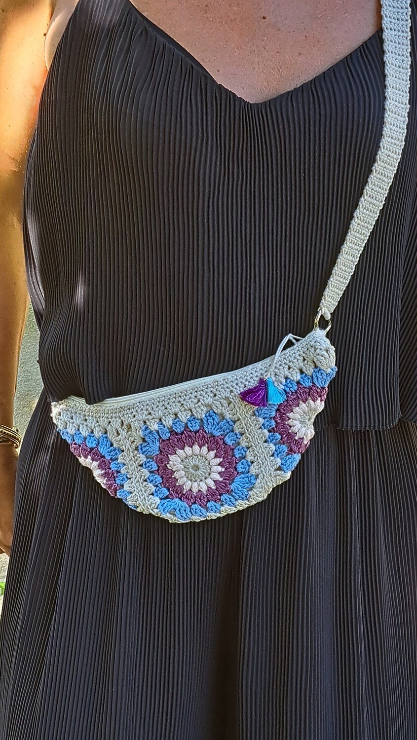Sacoche "Banane" bandoulière en motif Granny couleur ficelle, violet foncé, lila et rose clair