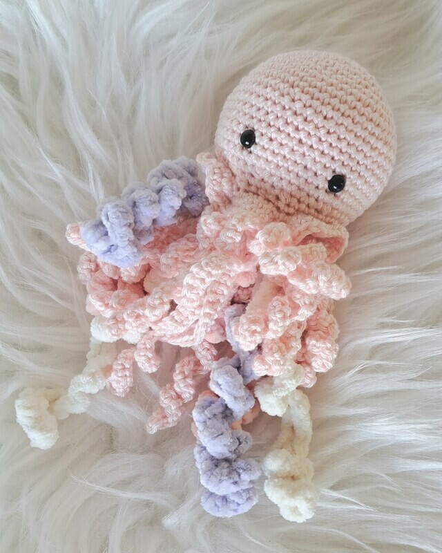 Doudou méduse grelot rose avec tentacules