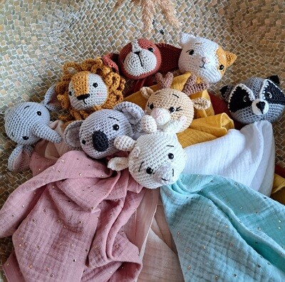 Doudou tête d'animal sur un lange de coton double gaze ou entièrement crocheté en fil chenille