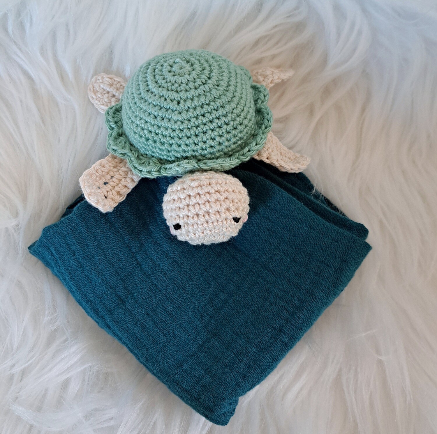Doudou-lange en double gaze couleur bleu canard et petite Tortue