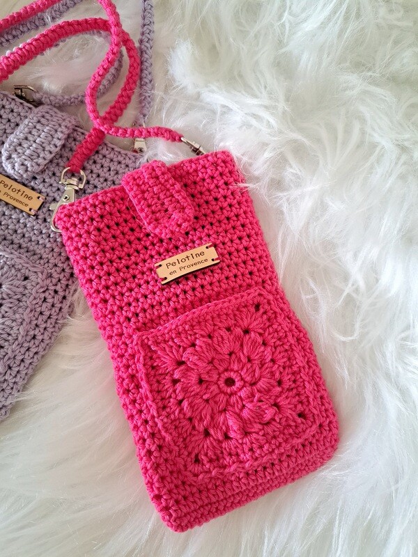 Pochette à bandoulière pour téléphone portable de couleur fuchsia