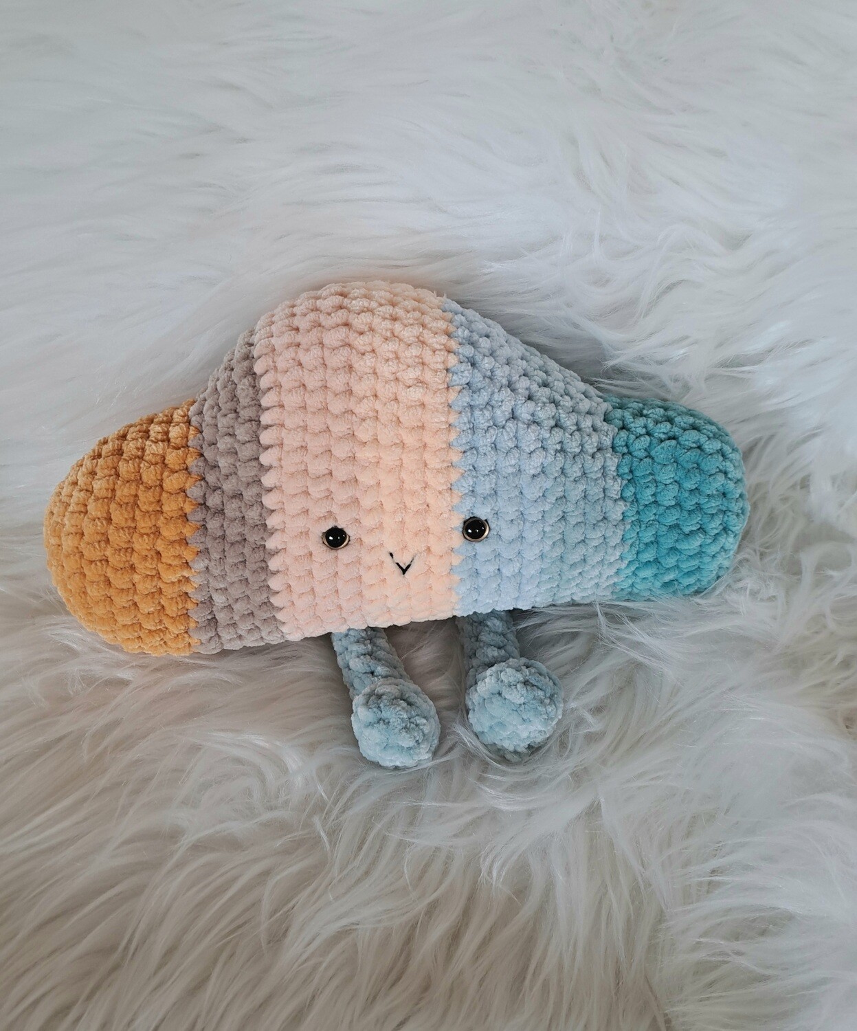 Coussin nuage arc en ciel crocheté en fil de velours