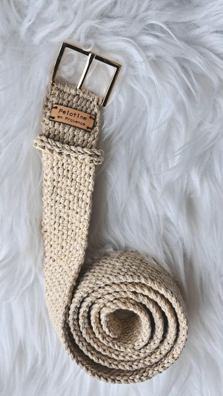 Ceinture crocheté en fil macramé de coton couleur crème et fil doré