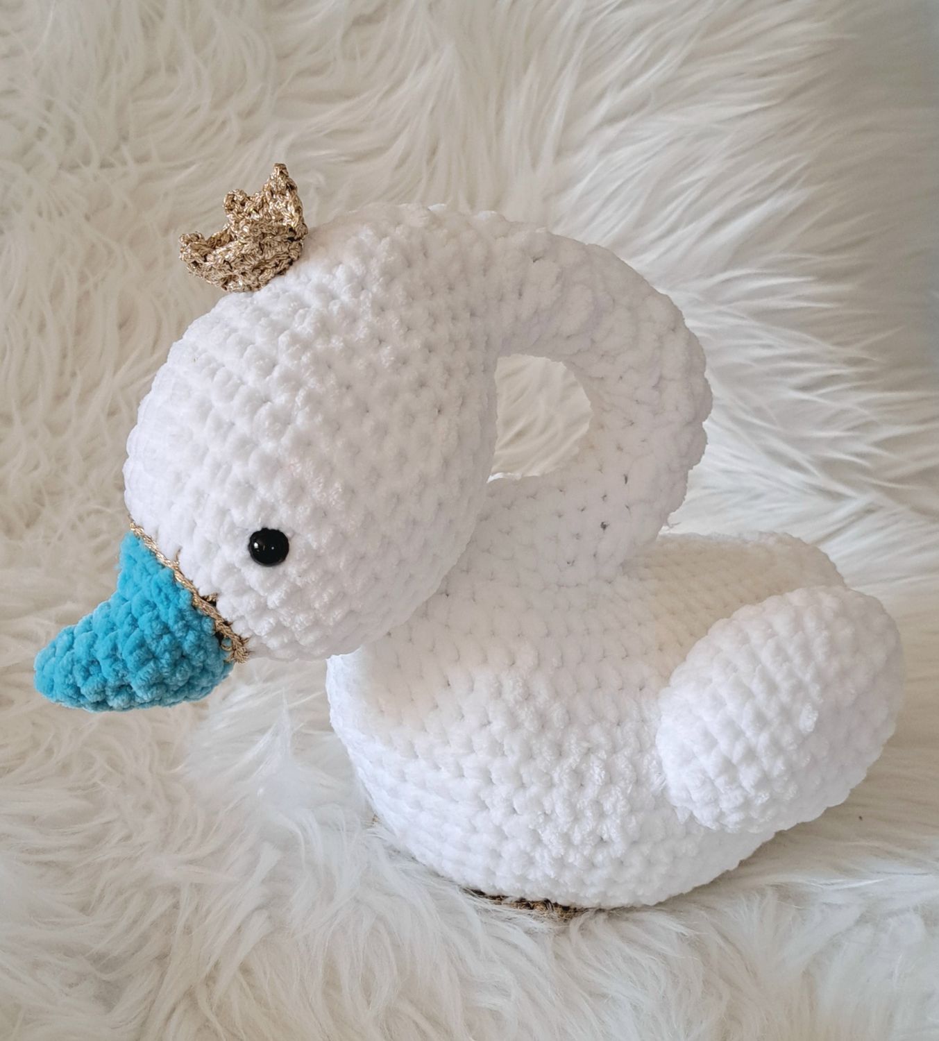 Doudou  Cygne crocheté en fil de velours chenille blanc et turquoise avec un peu de doré