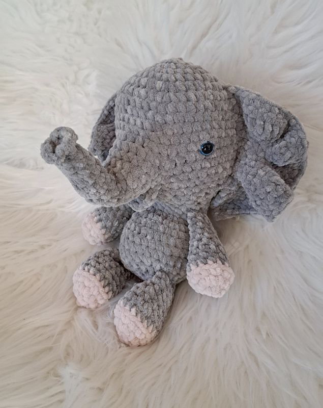 Doudou Éléphant  tous moux crocheté en fil de velours gris