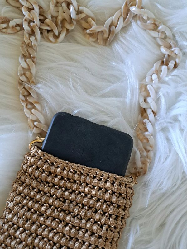 Pochette bandoulière couleur gold pour téléphone portable