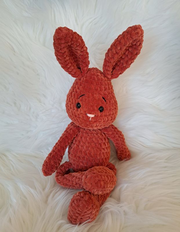 Doudou Lapin long couleur brique crocheté en fil chenille velours