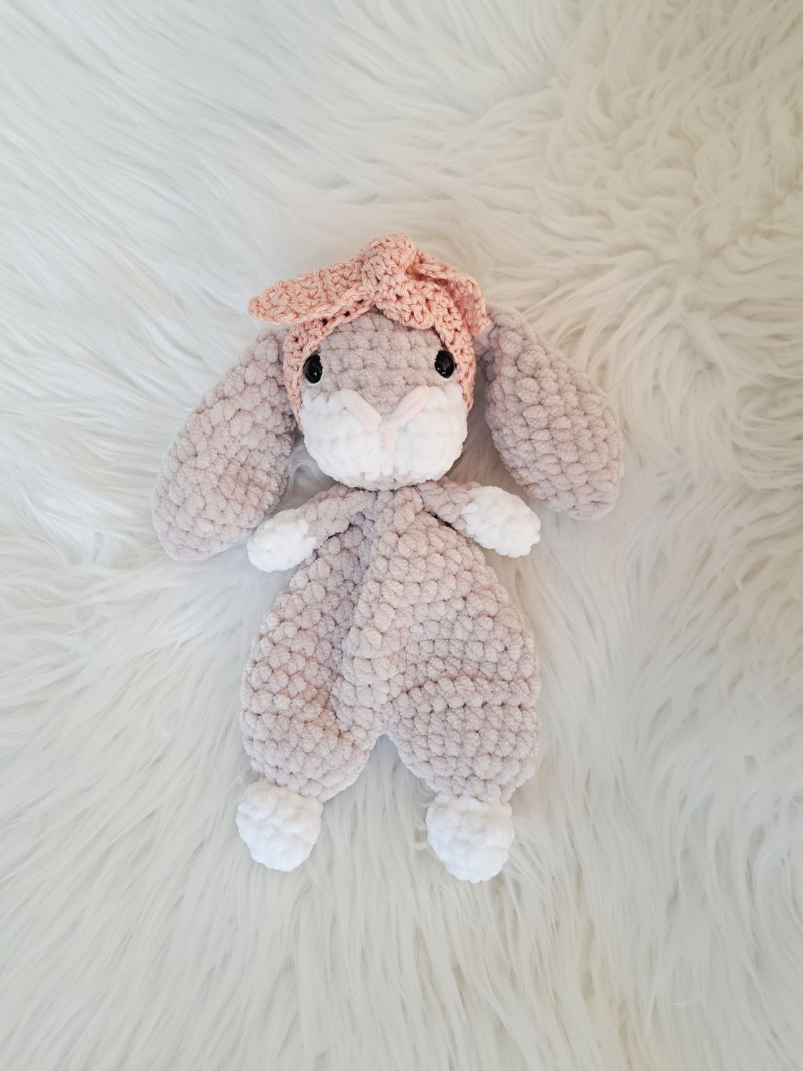Doudou Lapin mou crocheté en fil de velours crème et beige avec nœud