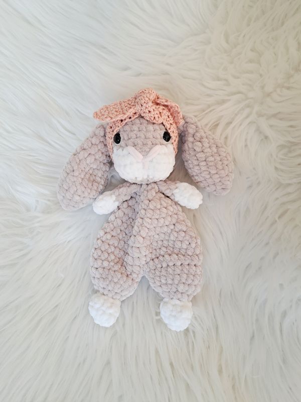 Doudou Lapin mou crocheté en fil de velours crème et beige avec nœud