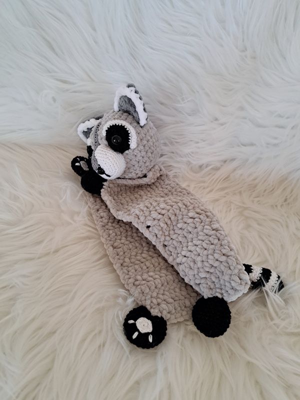 Doudou Raton laveur  crocheté en fil de velours chenille