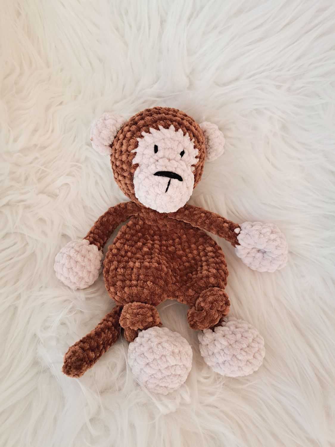 Doudou Singe mou crocheté en fil de velours crème et marron