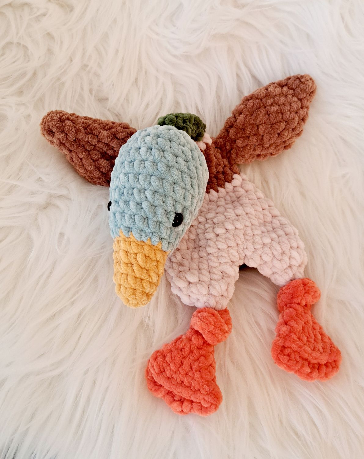 Doudou canard col vert mou entièrement crocheté à la main avec du fil de velours