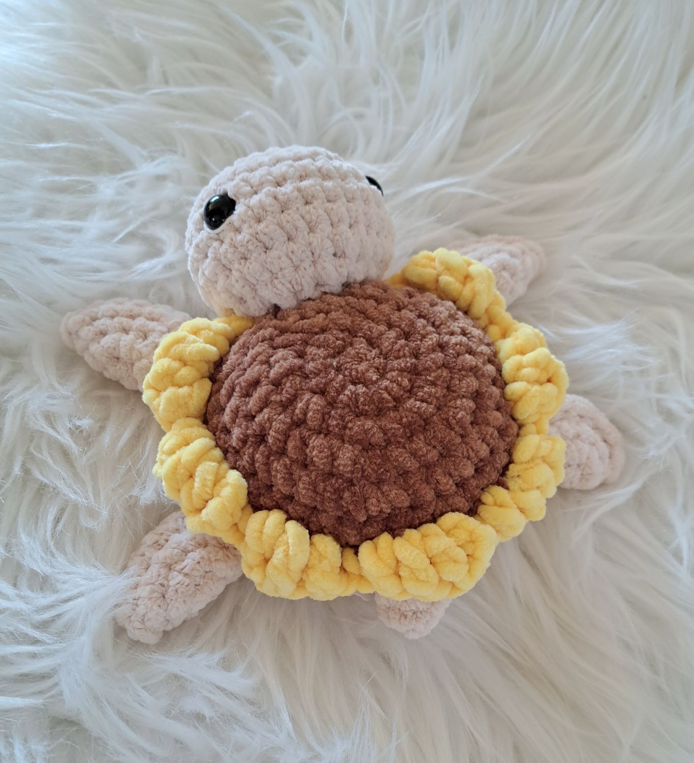 Doudou Tortue crocheté en fil de velours couleur jaune et marron et beige