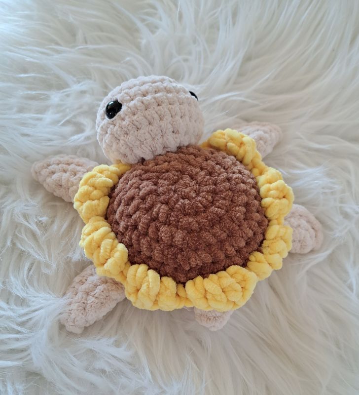 Doudou Tortue crocheté en fil de velours couleur jaune et marron et beige