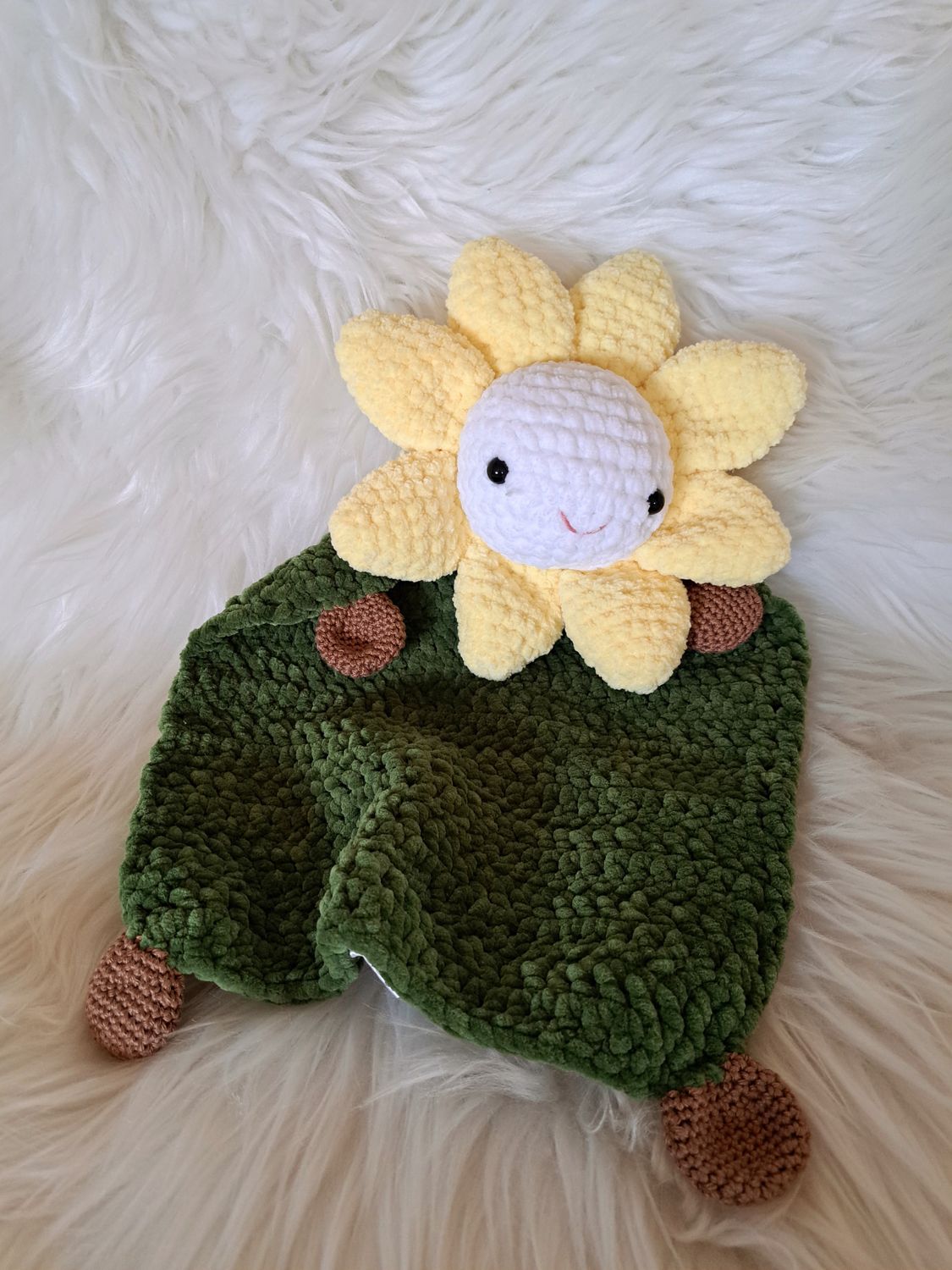 Doudou Fleur jaune et blanc crocheté en fil de velours vert