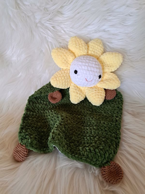 Doudou Fleur jaune et blanc crocheté en fil de velours vert