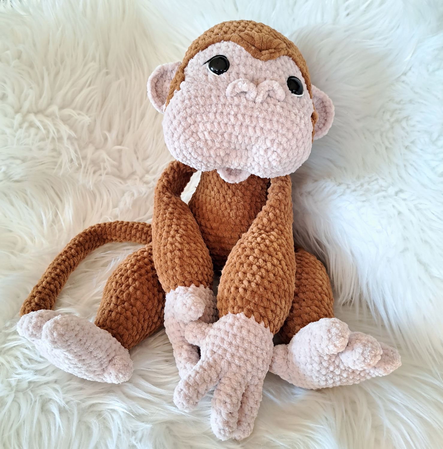 Doudou Singe crocheté en fil de velours de couleur marron et beige