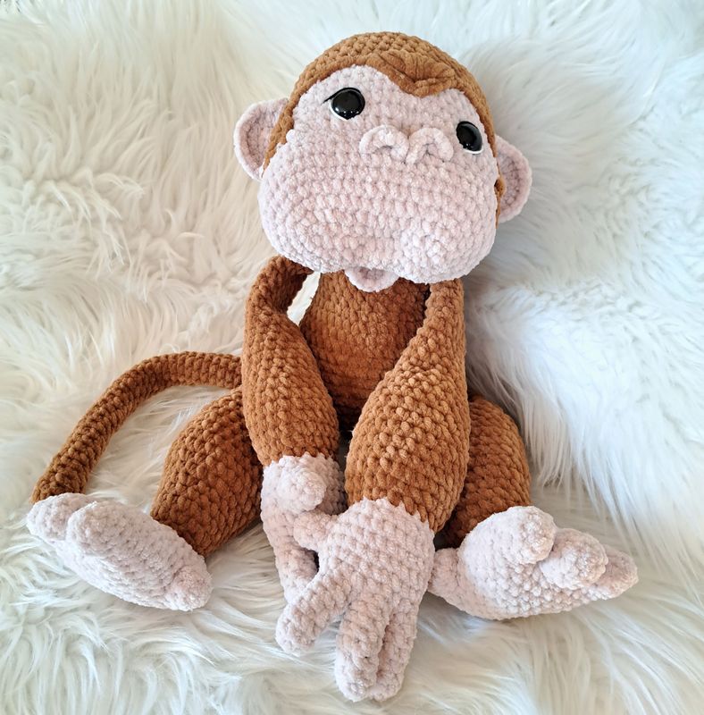 Doudou Singe crocheté en fil de velours de couleur marron et beige