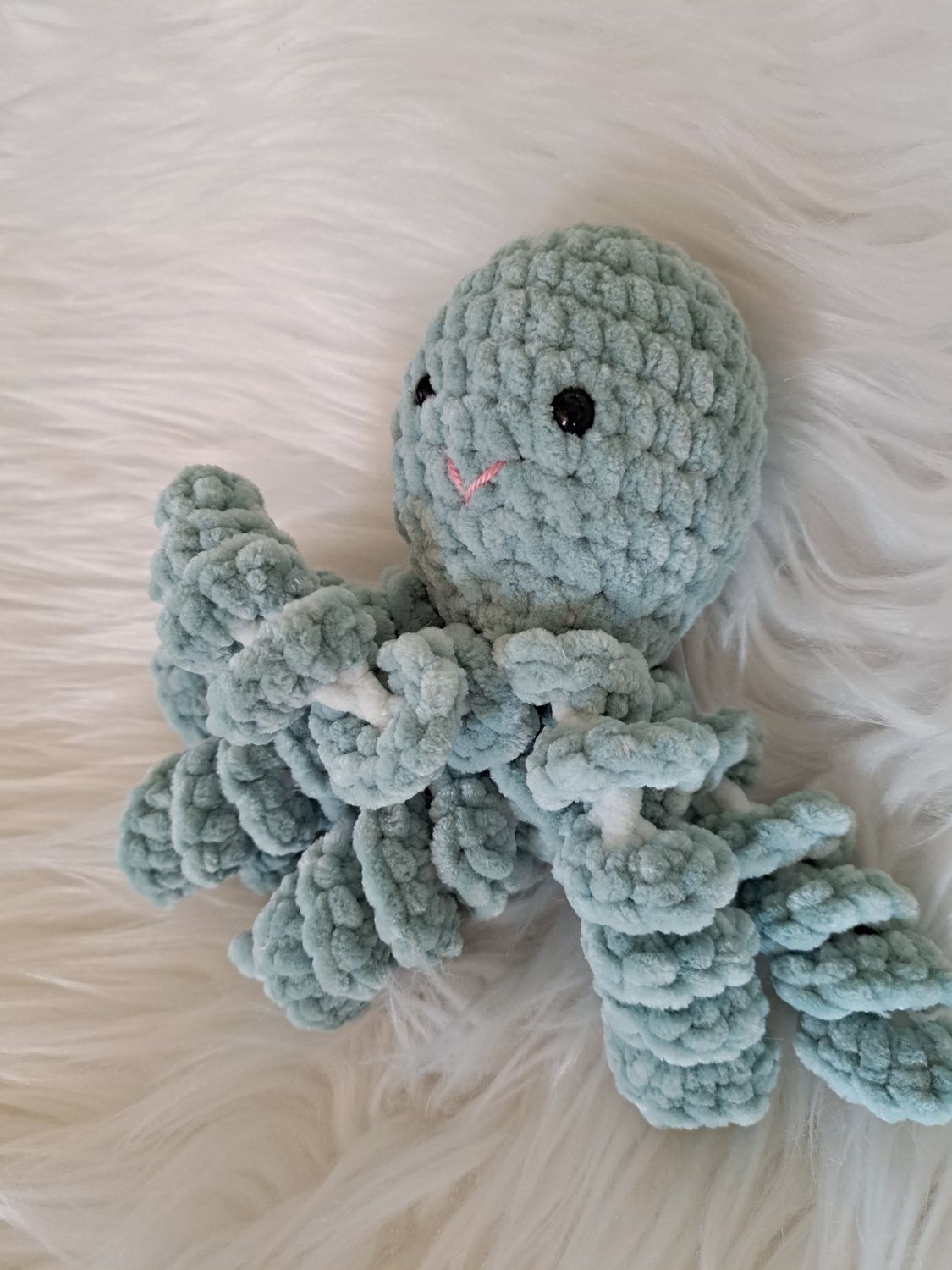 Doudou Poulpe grelot vert menthe avec tentacules crocheté en fil velours