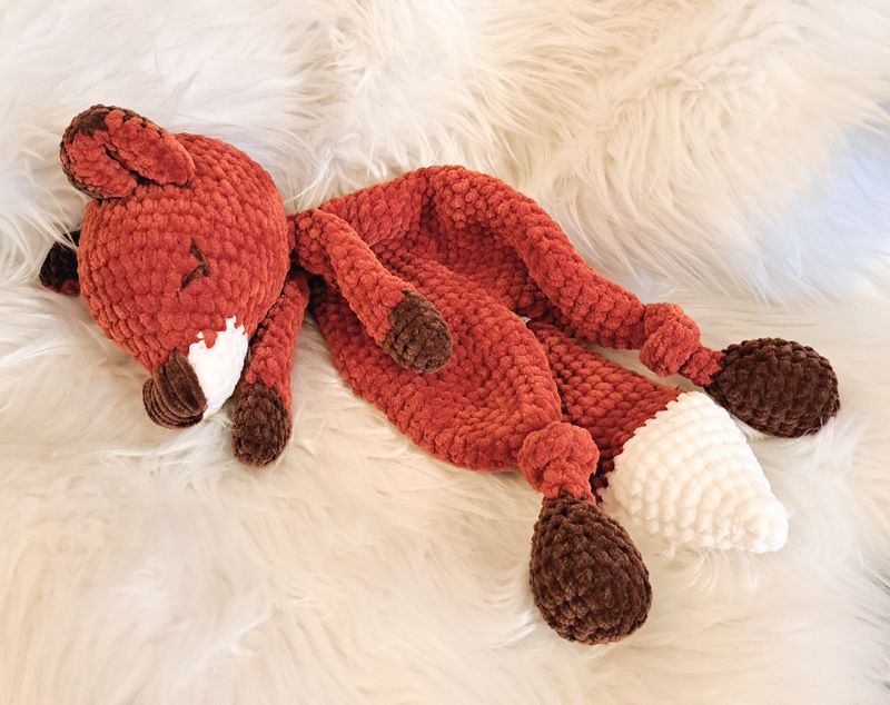 Doudou Renard mou crocheté en fil de velours brique