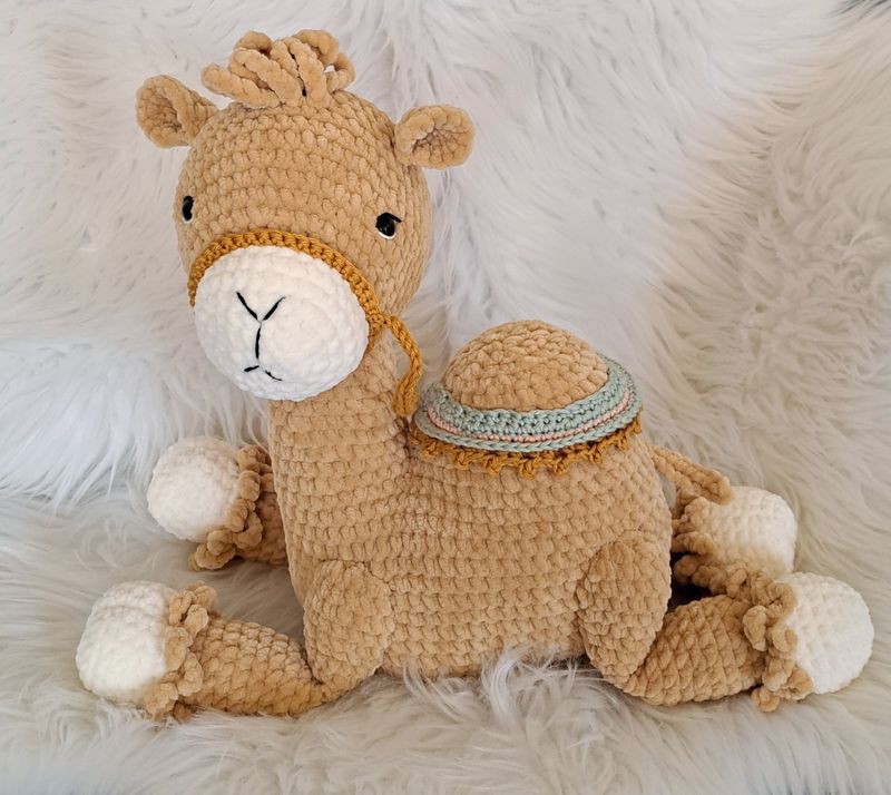 Doudou Dromadaire tous doux crocheté en fil de velours camel et crème