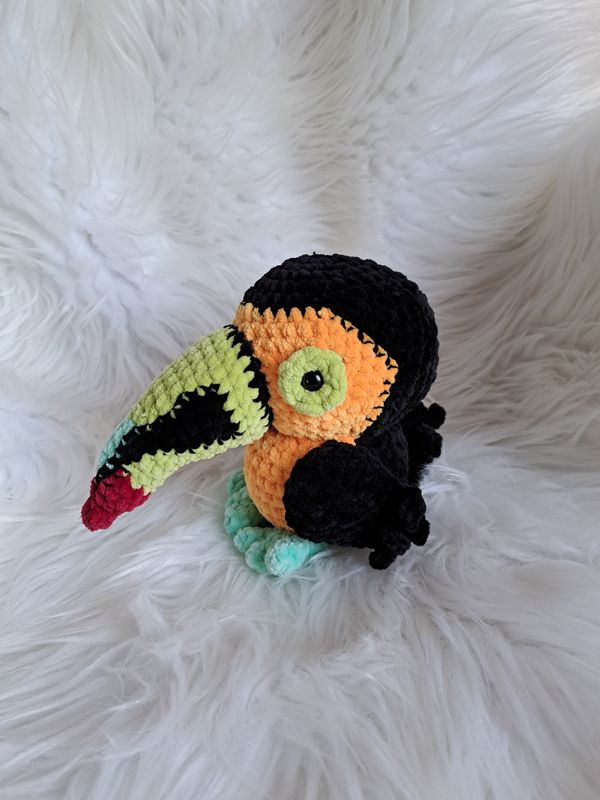 Doudou Toucan noir et orange crocheté en fil velours