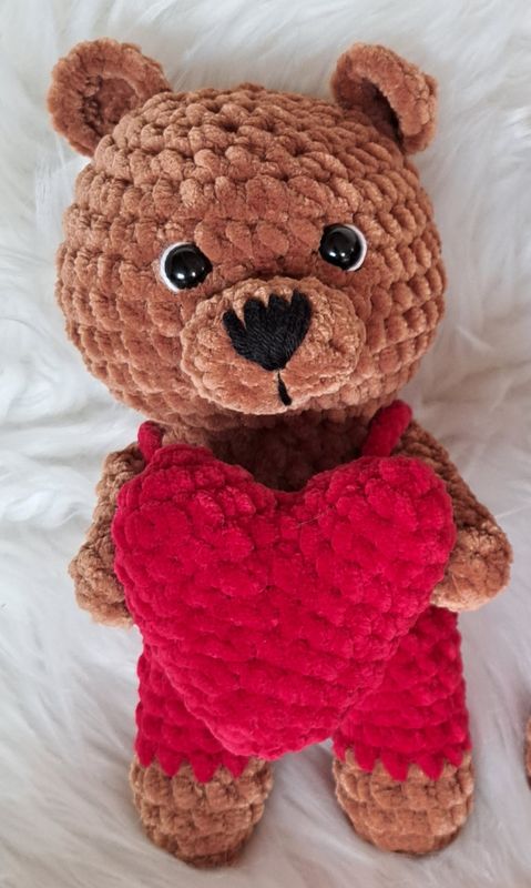 Doudou Ours marron spéciale St. Valentin tous moux crocheté en fil de velours avec cœur rouge bordeaux