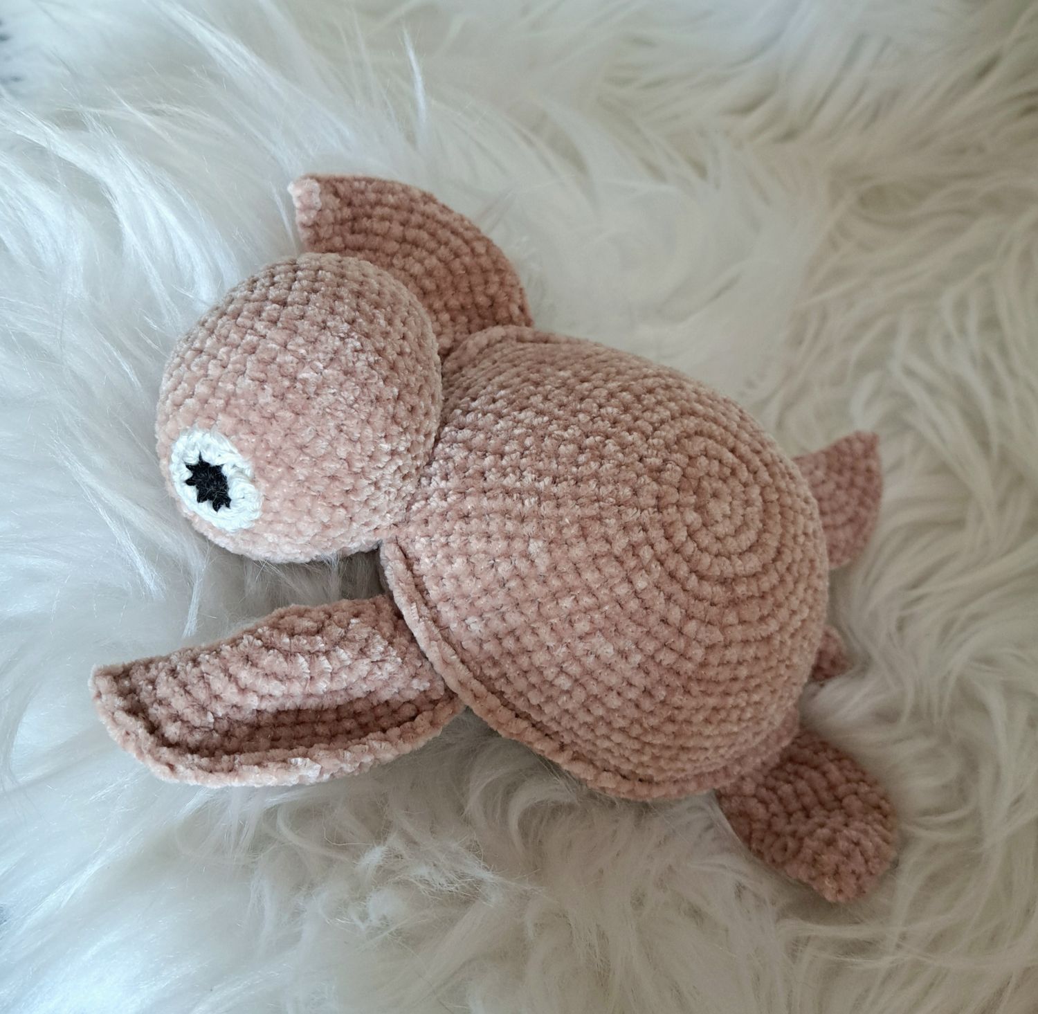 Doudou Tortue crocheté en fil de velours fin couleur beige et gris