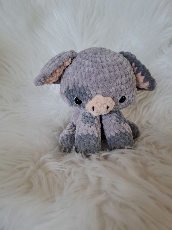 Doudou Cochon tous moux crocheté en fol de velours gris