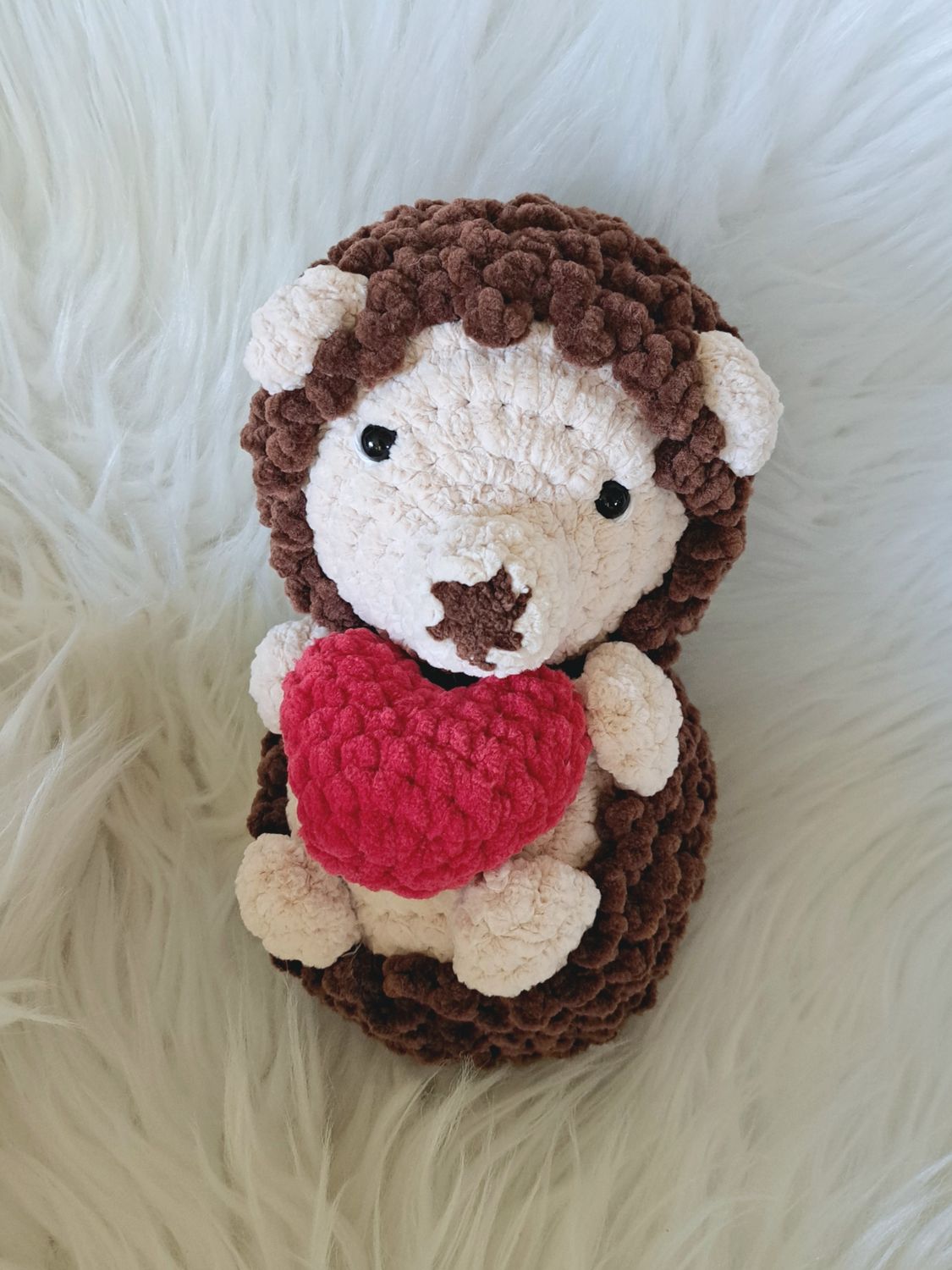Doudou Hérisson crocheté à la main avec du fil de velours couleur marron avec cœur rouge.