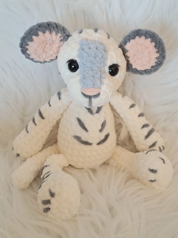 Doudou Tigre blanc rayé  crocheté en fil de velours