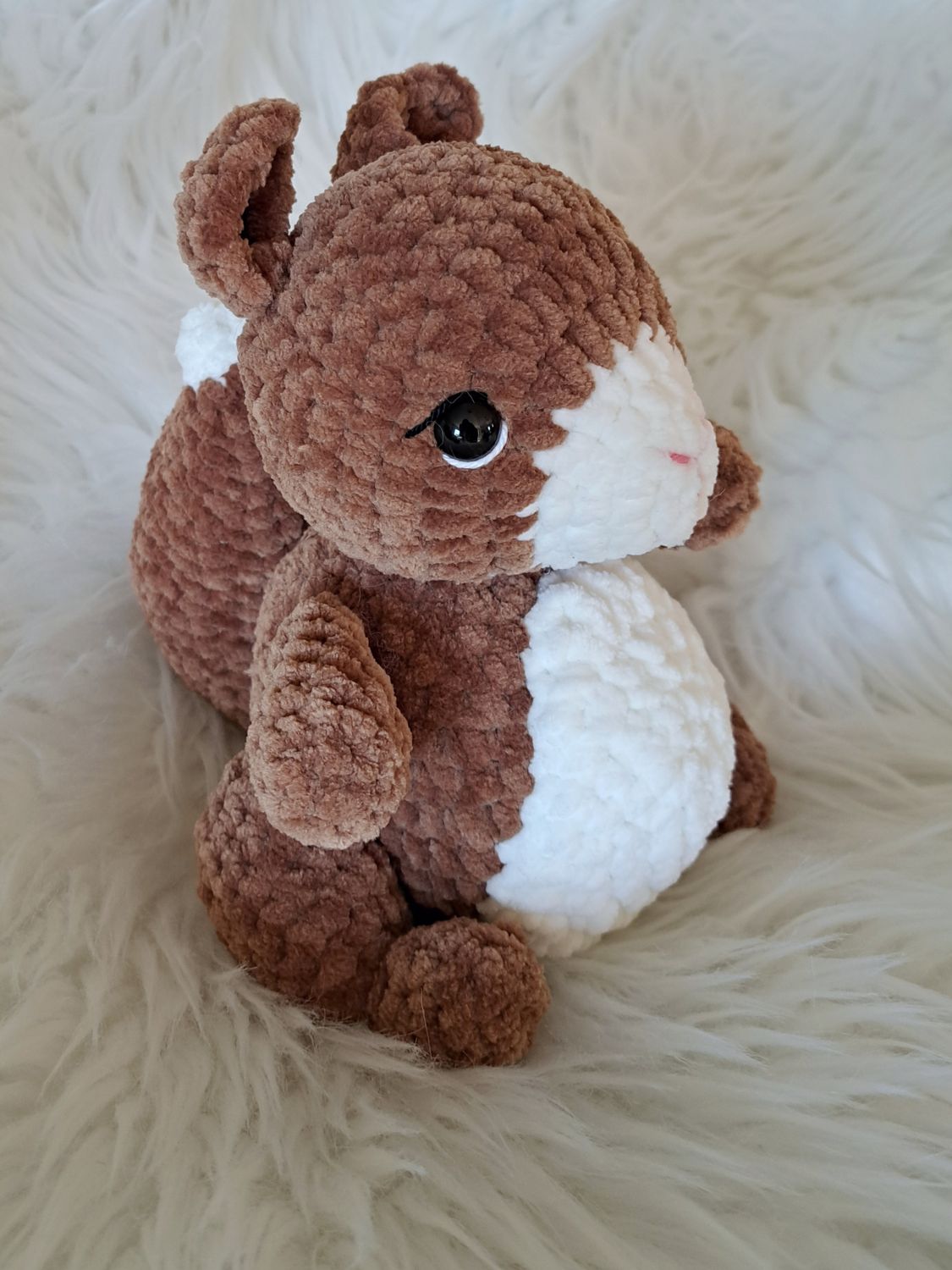 Doudou Écureuil crocheté à la main avec du fil de velours couleur marron et blanc