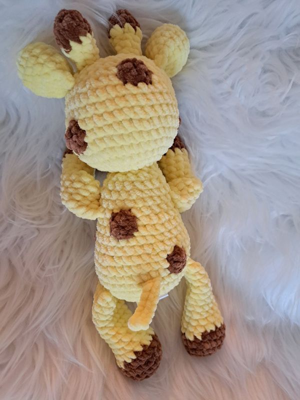 Doudou Girafe toute molle crochetée en fil velours jaune et marron