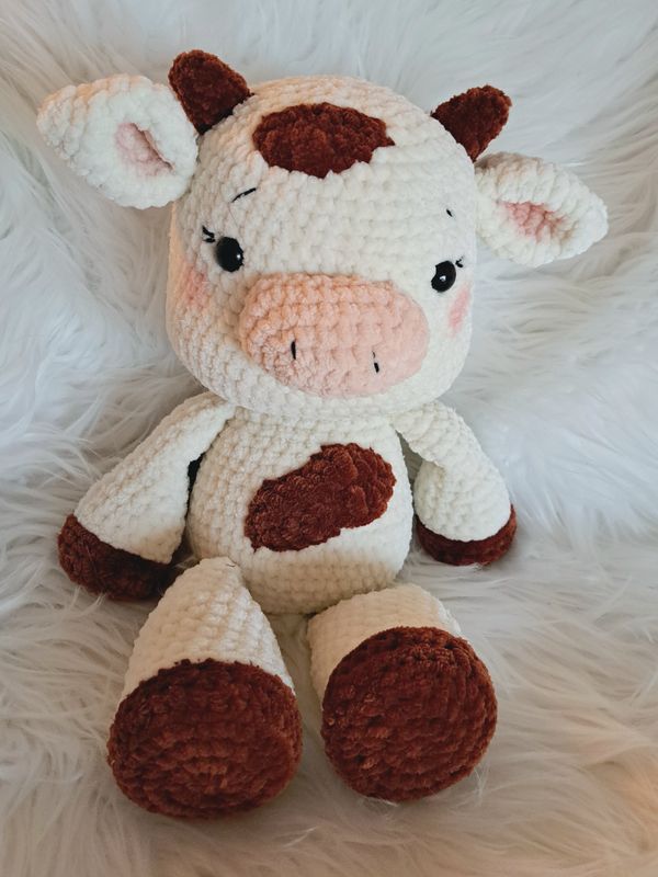 Doudou Vache crocheté en fil de velours couleur blanc et marron
