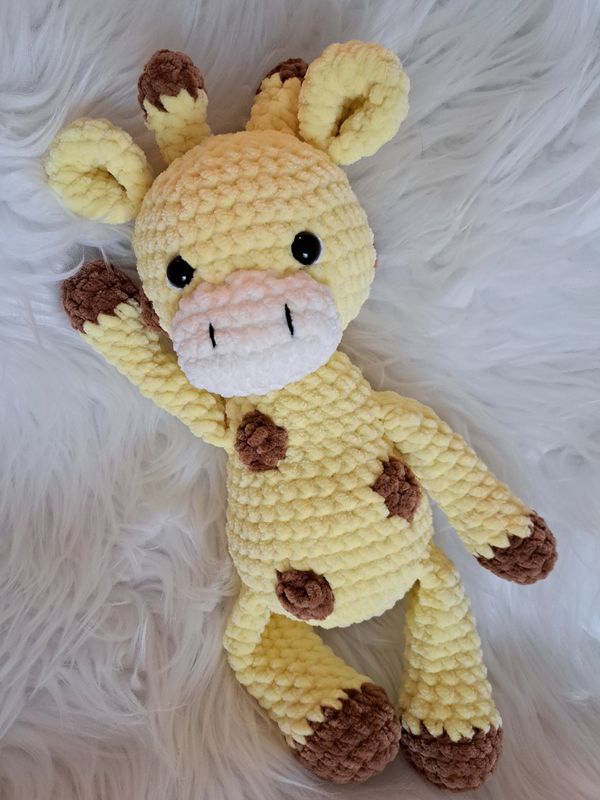 Doudou Girafe toute molle crochetée en fil velours jaune et marron