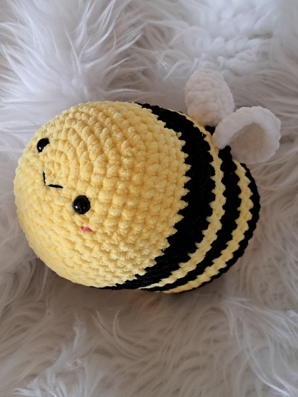 Doudou Abeille couleur Jaune et noir crocheté en fil chenille velours