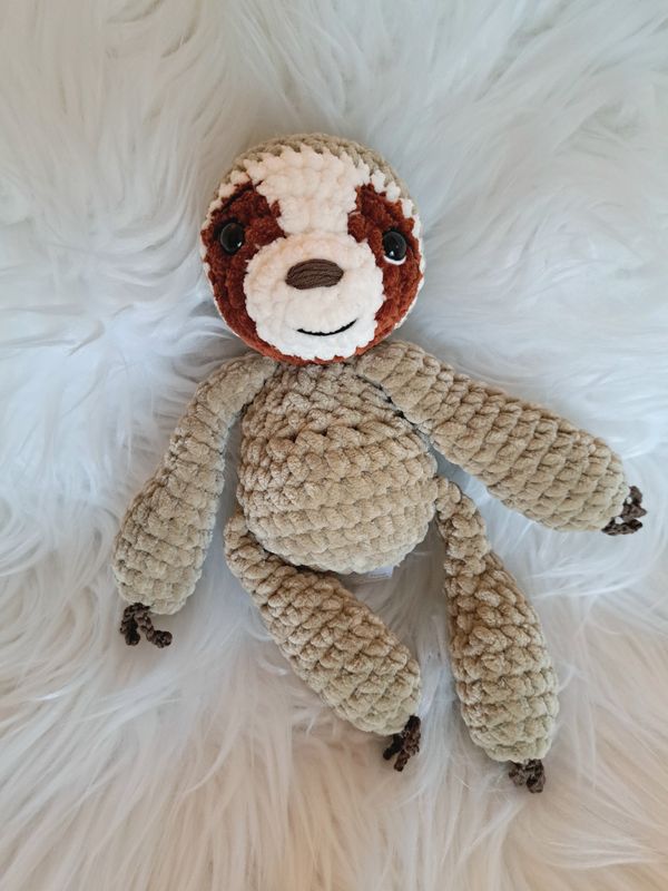 Doudou Paresseux couleur kaki crocheté en fil chenille velours