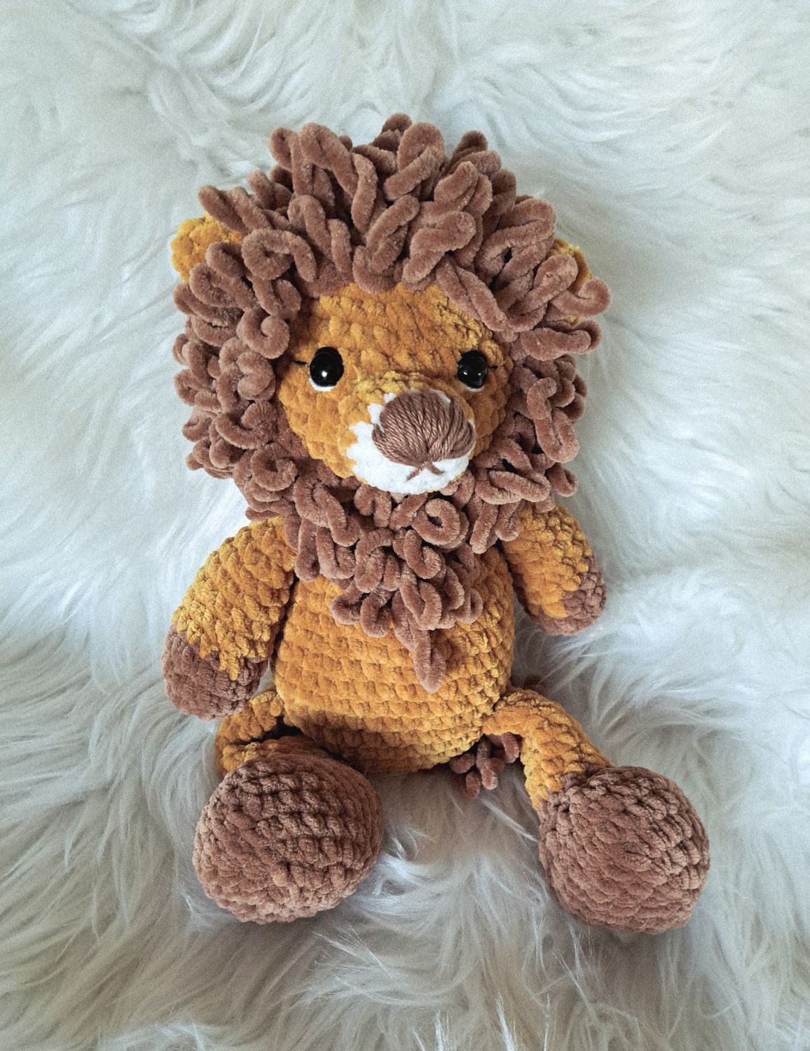 Doudou Lion crocheté en fil de velours chenille camel marron