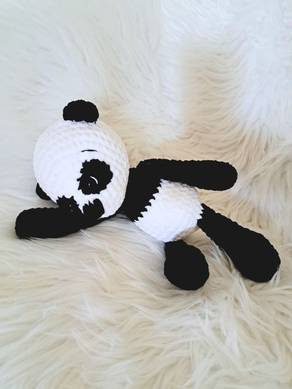Doudou grelot Panda crocheté en fil chenille velours noir et blanc
