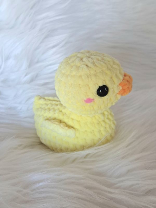 Doudou  canard  crocheté en fil de velours chenille jaune