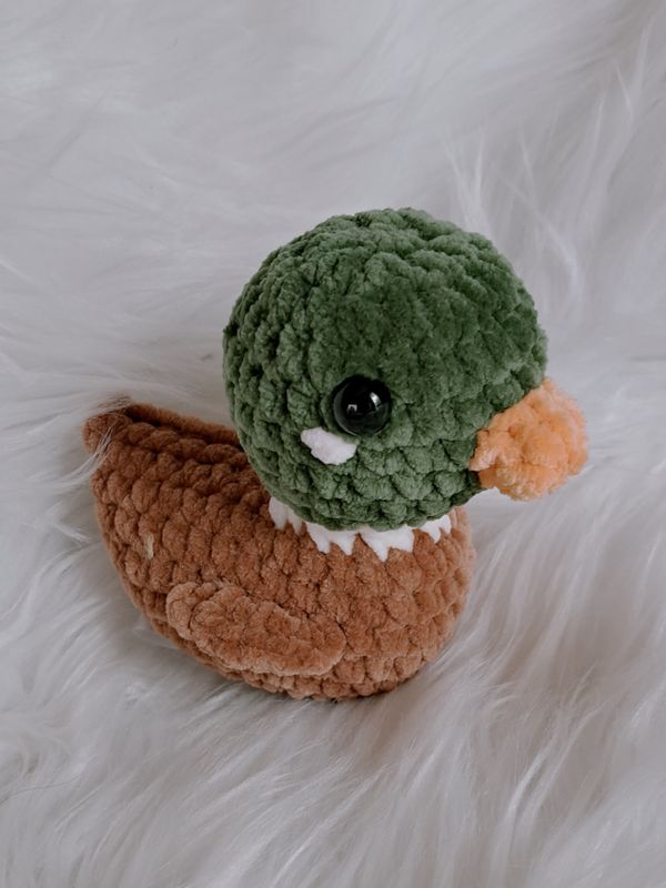 Doudou  canard col verte  crocheté en fil de velours chenille marron et vert