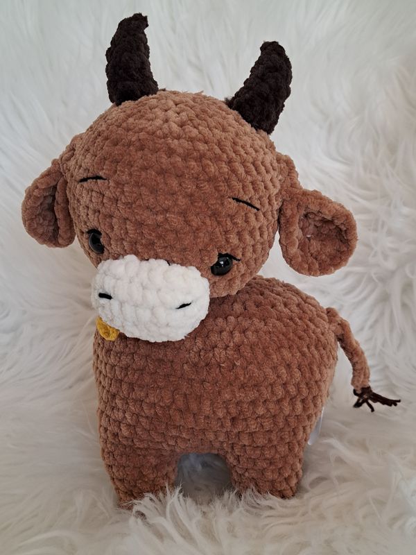 Doudou Vache a quatre pattes crocheté en fil de velours couleur marron
