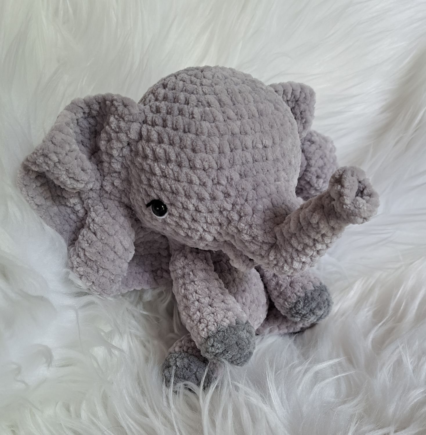 Doudou Éléphant  tous moux crocheté en fil de velours gris