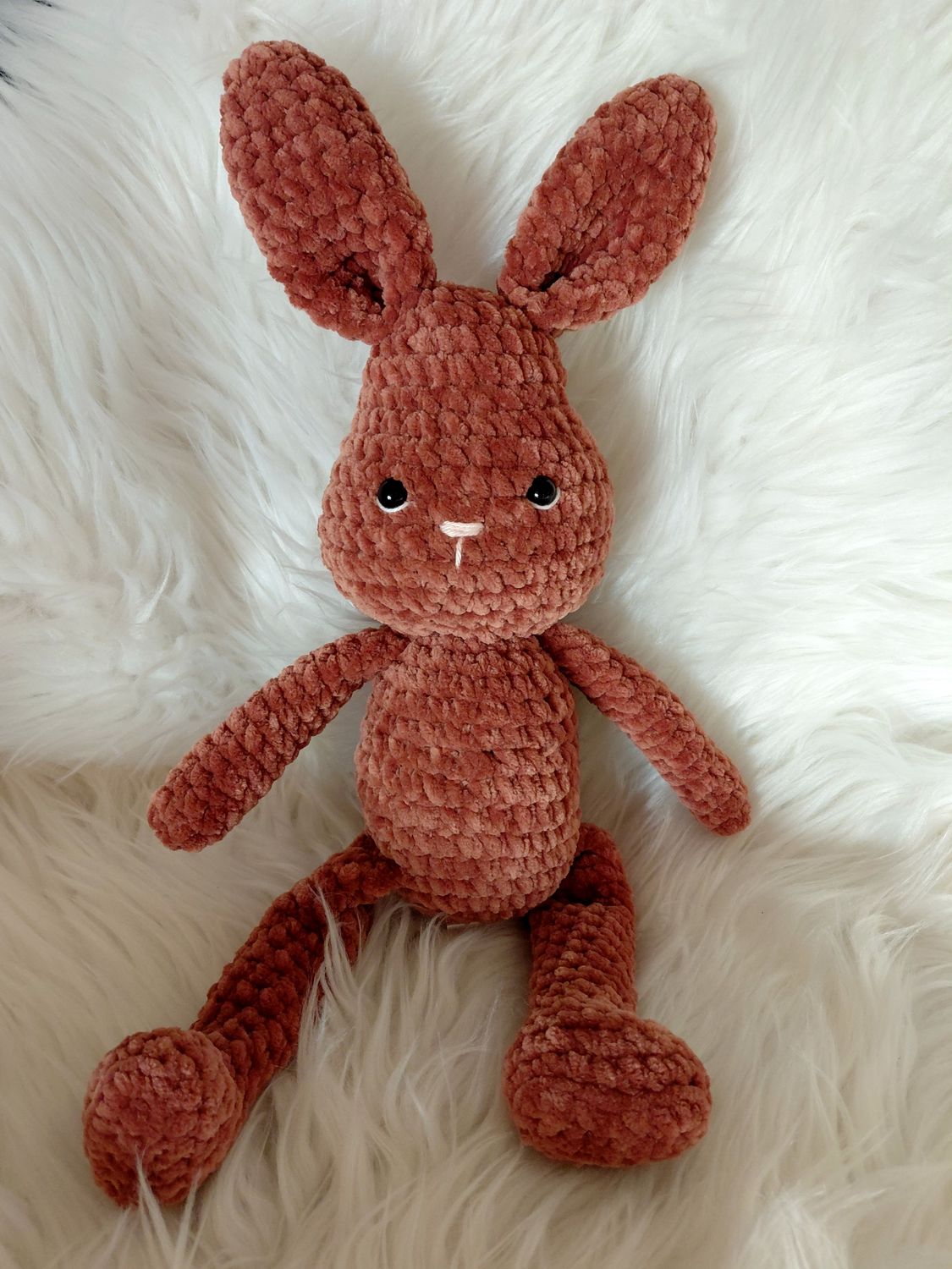 Doudou Lapin long couleur marron crocheté en fil chenille velours Doudou Lapin long couleur marron crocheté en fil chenille velours