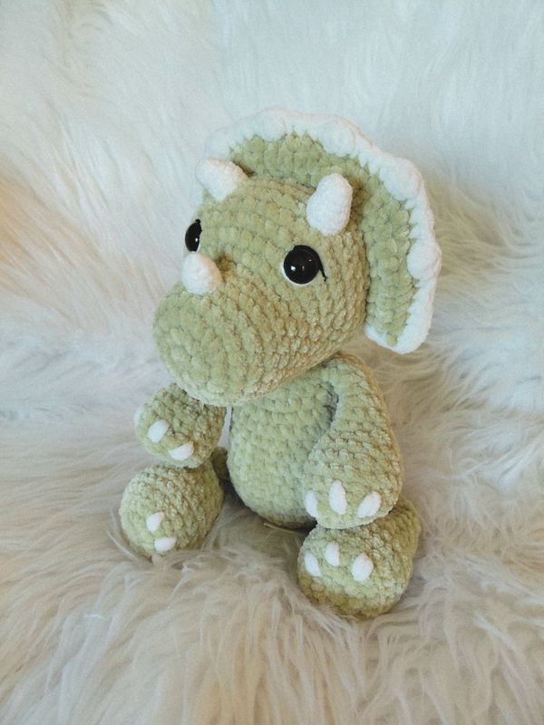 Doudou Dinosaure Triceratop tous doux crocheté en fil de velours vert